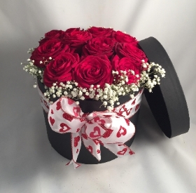 12 Red roses in hat box